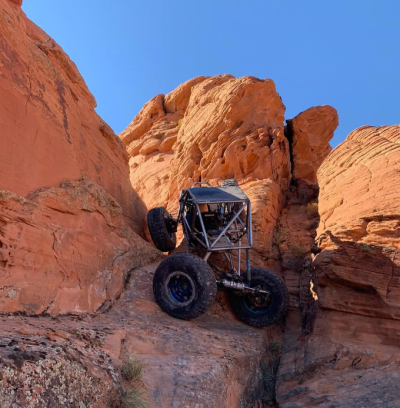 High-Performance Steel in Extreme Off-Road Applications – Maxnitout – ThoraSteel Off-road vehicle climbing rocky terrain, representing durability and performance in extreme conditions